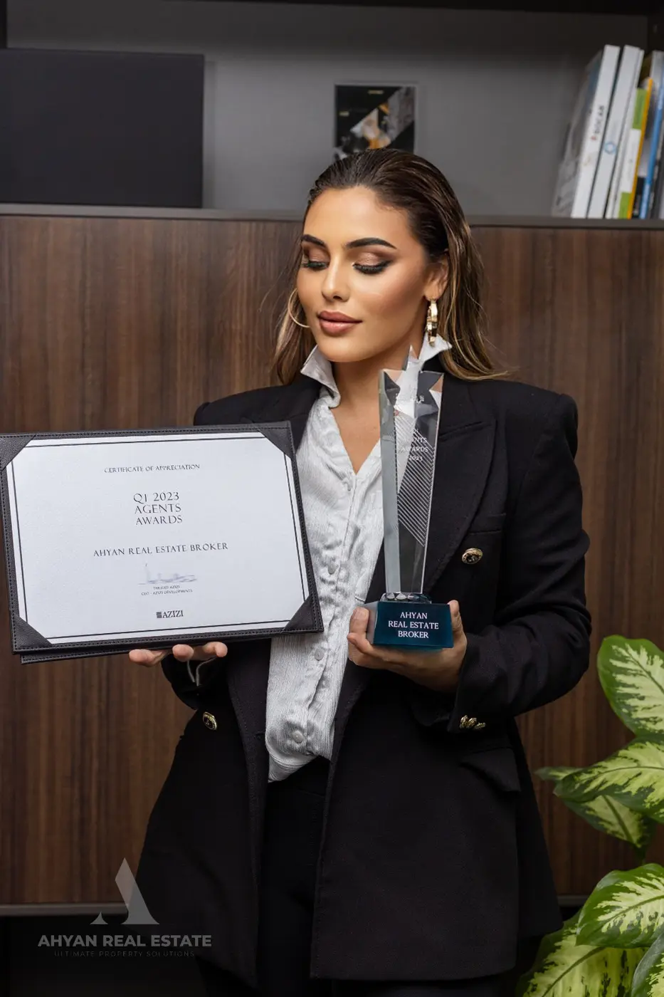 Sara Bouchenak holding her Q1 2023 Agents Award and certificate
